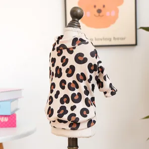 Dettaglio del maglione in maglia a costine leopardato per piccoli animali con collo alto