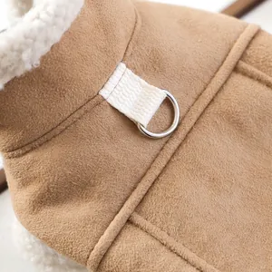 Makrodetail der Haustierjacke mit Wildleder, Lammwollfutter und Metall-D-Ring-Befestigung