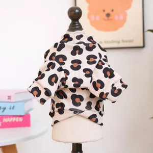 Dettaglio della maglia leopardata per animali con bordi a costine su un modello