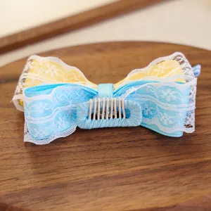 Gros plan d'un nœud papillon bleu et jaune avec dentelle blanche sur plateau bois