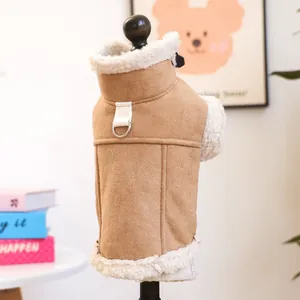 Detailaufnahme der Hundejacke mit Metall-D-Ring und dickem Kunstlammfell-Futter