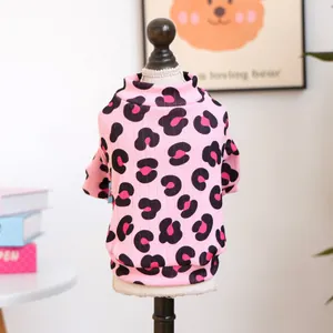 Dettaglio del maglione rosa leopardato per animali con morbida trama in maglia a coste