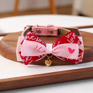 Détail du collier rose pour animaux avec nœud love et pendentif cœur doré