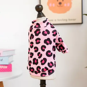 Dettaglio maglione per animali con stampa leopardata rosa, maglia morbida e collo alto