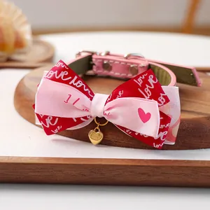 Collier rose en cuir pour animaux avec nœud papillon et pendentif cœur doré sur bois