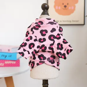 Dettaglio della maglia rosa leopardata per cani con scollo a costine su manichino