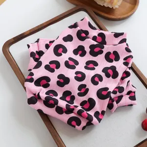 Dettaglio maglione rosa per animali con stampa leopardata e morbida trama a coste