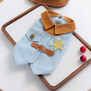Detail der hellblauen Haustier-Jeansweste mit Sheriff-Abzeichen und Vintage-Knopf