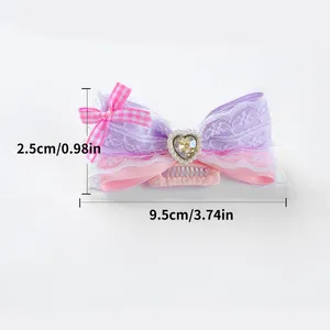 Detail van roze strik voor huisdieren met hartsteen en maten van 9,5 cm lengte