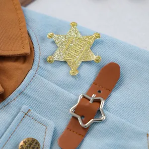 Detailaufnahme der Jeans-Haustierweste mit Sheriff-Stern und sternförmigem Metallring