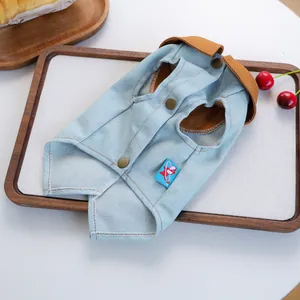 Detail der Hundeweste aus Jeansstoff mit Metalldruckknöpfen und Kontrastkragen