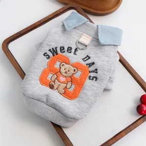 Detailaufnahme des Teddybär-Sticks und D-Rings am grauen Welpen-Hoodie im College-Stil