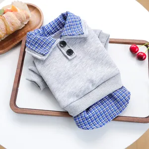 Maglione polo grigio per animali con bordo a quadri blu e bottoni in stile accogliente
