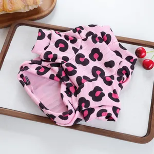 Dettaglio del maglione rosa maculato per animali in morbida maglia a coste