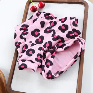 Dettaglio del maglione per animali con stampa leopardata rosa e trama a coste fini