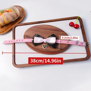 Collier rose pour chat avec nœud en satin et pendentif cœur montrant les dimensions