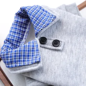 Maglione grigio per animali con colletto a quadri blu e bottoni per cani e gatti