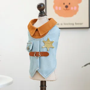 Detailansicht der Hunde-Sheriff-Weste aus Denim mit Sternen-Stickerei und Ledergürtel