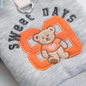 Makro-Detail des Hunde-Hoodies mit Bären-Stickerei und Metall-D-Ring-Halterung