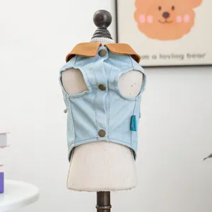 Detailansicht der Hunde-Jeansweste mit braunem Cordkragen und Metallknöpfen