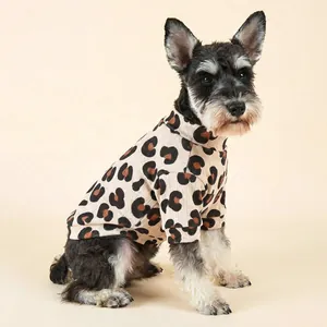 Dettaglio del maglione leopardato per animali con trama a costine su cane piccolo
