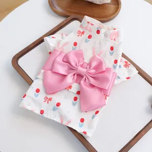 Detail van roze strik en bloemig konijnpatroon op pet yukata kimono voor honden