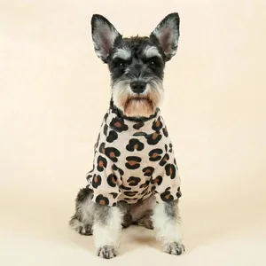 Dettaglio maglietta per cani leopardata con collo alto e polsini a coste su uno schnauzer