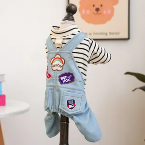 Dettaglio maglia a righe e salopette in denim per cani con toppe e gancio ad anello a D