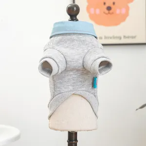 Detail eines grauen Haustier-Sweatshirts mit blauem Denim-Kragen und Rippbündchen