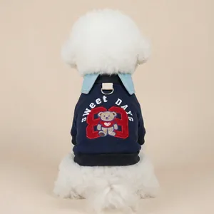 Detail von Hunde-Sweatshirt mit Teddybär-Stickerei und Metall-D-Ring für die Leine