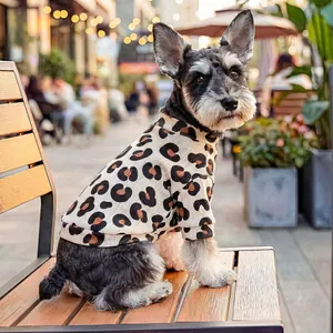 Dettaglio del maglione leopardato per animali con collo alto e trama a maglia per cani piccoli