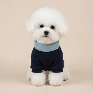 Detailansicht von Denim-Kragen und blauem Strickstoff dieses kleinen Hunde-Hoodies