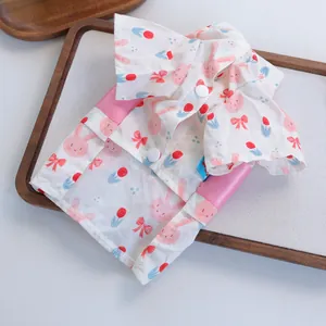 Detail van de roze strik en konijnenprint op het witte katoenen honden-yukata vest