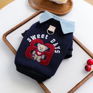 Detail eines Haustier-Sweatshirts mit Bären-Stickerei und Metall-D-Ring für die Leine