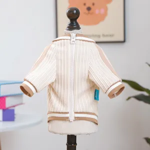 Dettaglio del maglione in maglia per animali con zip posteriore e trama a coste