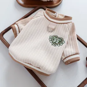 Dettaglio del maglione per cani con ricamo a cuore verde e anello a D per il guinzaglio