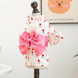 Detail van een huisdier yukata met grote roze strik en schattig konijnenpatroon