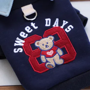 Detail des Haustier-Hoodies mit Sweet Days Bärenstickerei und Metall-D-Ring-Halterung