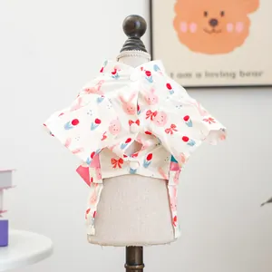 Detail van huisdier yukata met roze strik, konijnenprint en drie knopen op de rug