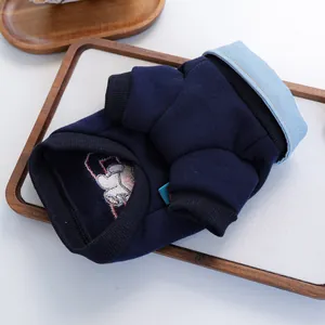 Detail von Hunde-Hoodie mit Jeanskragen, Bärenstickerei und Rippstrickbündchen