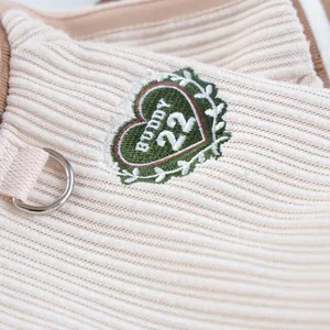 Dettaglio maglione per animali con ricamo cuore verde Buddy 22 e anello a D in metallo