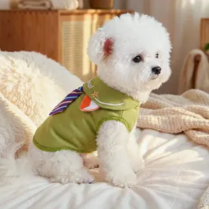 Süße grüne Haustierweste mit Matrosenkragen und Fuchstickerei auf einem Hund