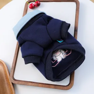 Detail eines blauen Haustier-Sweatshirts mit Bärenstickerei und Jeanskragen-Struktur