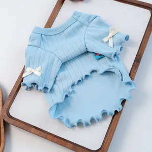 Nahaufnahme von hellblauem Strick-Haustierpullover mit Schleifen und Rüschensaum