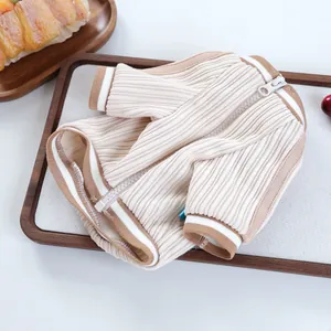 Dettaglio cardigan in maglia per animali con polsini a righe e cerniera frontale pratica