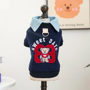 Detail von Marine-Haustier-Sweatshirt mit Bärenstickerei und integriertem Metall-D-Ring