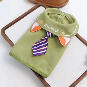 Detail der grünen Haustierkleidung mit Matrosenkragen, Tierohren und lila Krawatte