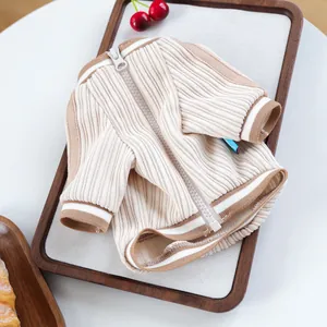 Dettaglio del maglione in maglia per animali con trama a costine e bordo a righe