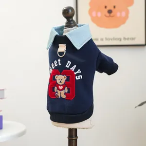 Detail von Haustier-Sweatshirt mit Strickstoff, Jeanskragen und Bären-Stickerei-Design