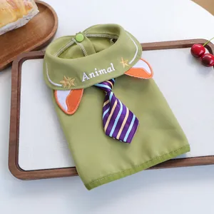 Preppy avocado-grüne Haustierweste mit breitem Kragen und Krawatte auf Holztablett